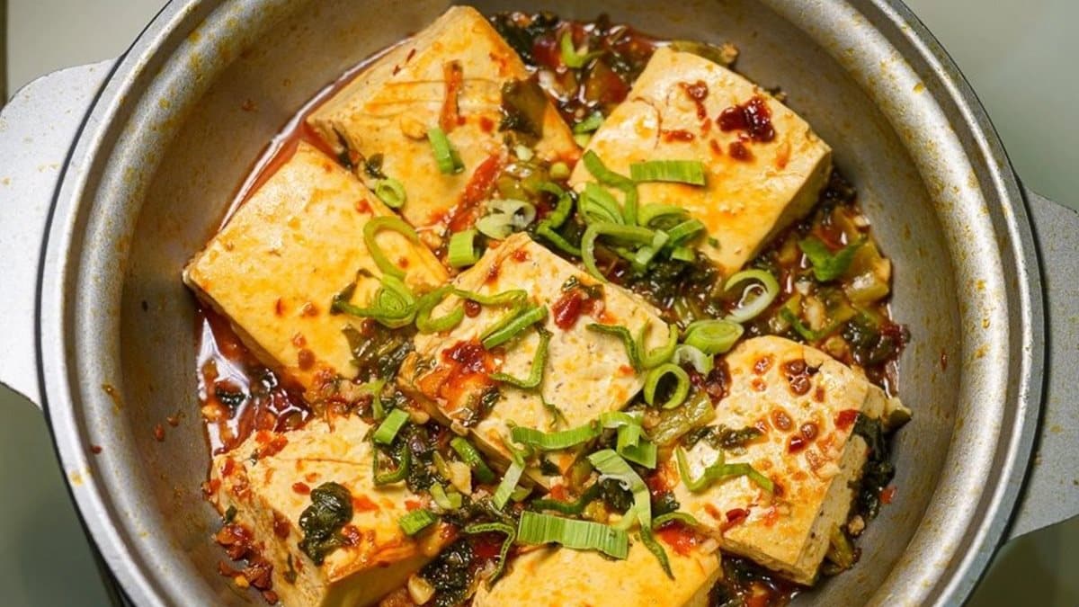 「砂鍋臭豆腐」醬汁入口帶著微微小辣，香氣很濃。（圖片來源：跳躍的宅男）