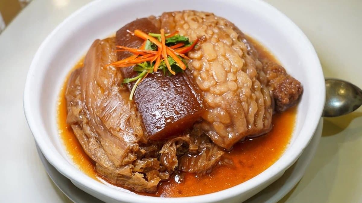 三寶排骨，內含滷到透的蘿蔔、苦瓜、白菜，排骨也已經滷到很軟，滿古早味的。（圖片來源：跳躍的宅男）