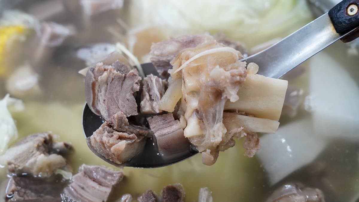 獨特的白湯清燉羊肉火鍋，湯頭會愈煮愈鮮甜。（圖片來源：跳躍的宅男）