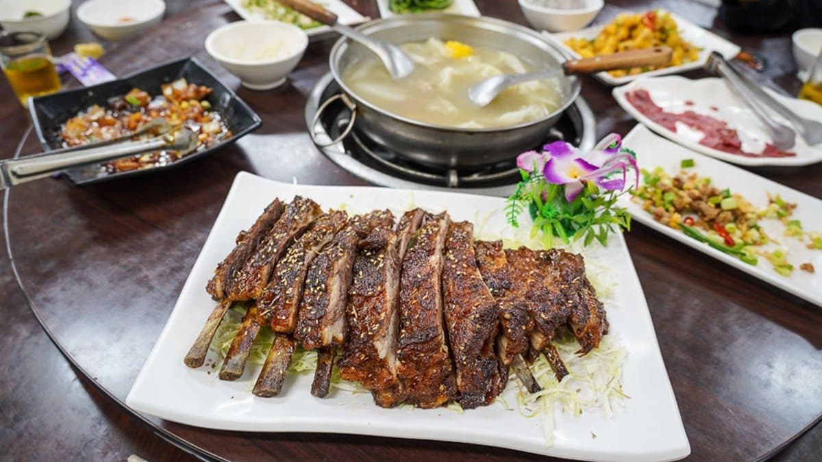 店家招牌的巨無霸羊肉排，要先預訂才吃得到。（圖片來源：跳躍的宅男）