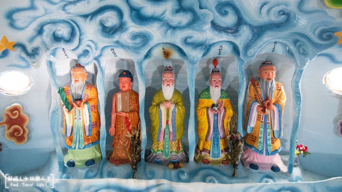 由左至右分別是通天教主、釋迦佛祖、孔聖先師、元始天尊、太上老君。（圖片來源：那倆人✈玩樂人生）