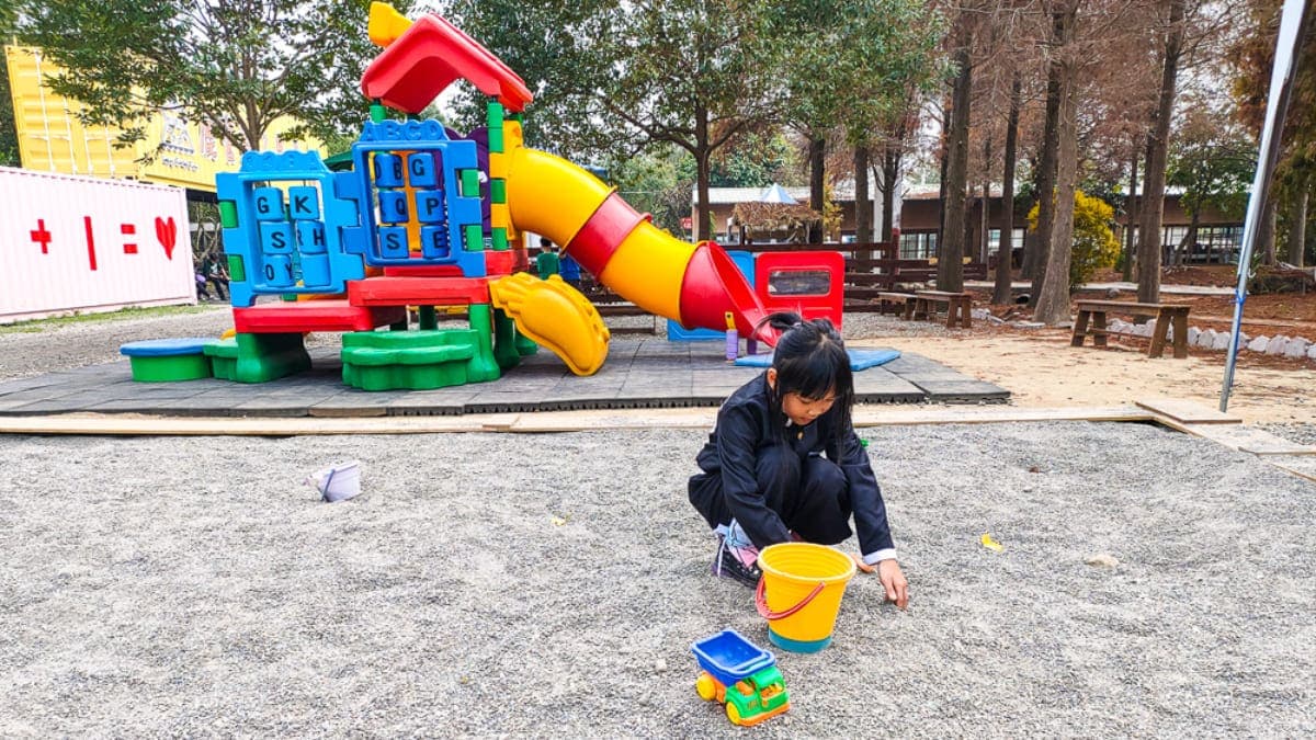 沙坑的沙子是使用顆粒比較粗的沙石，遊戲結束後比較好清理。（圖片來源：史努比遊樂園）