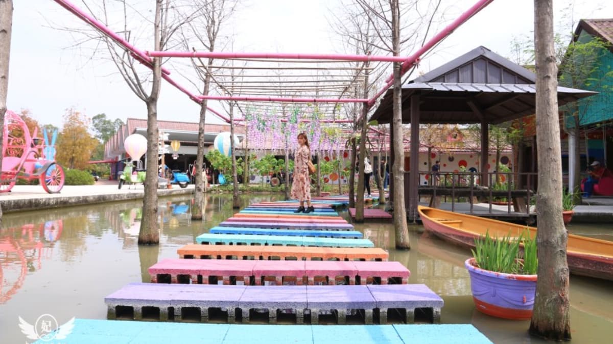 「水漾迷霧彩虹橋」是後來才新增的造景，彷彿一秒進入童話世界。（圖片來源：珍太妃旅遊親子生活）