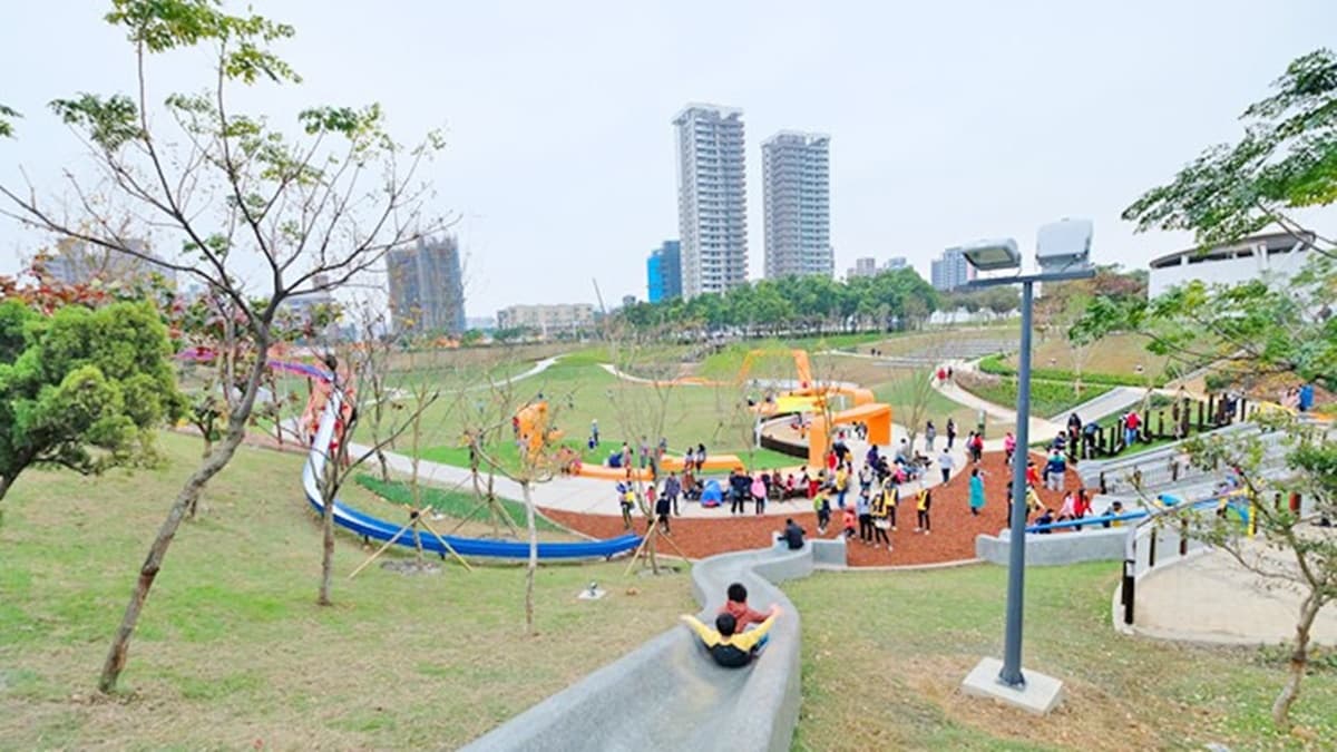 要進入公園，一旁有個磨石子溜滑梯，溜下去就是公園設施區。（圖片來源：Yuki's LIife）