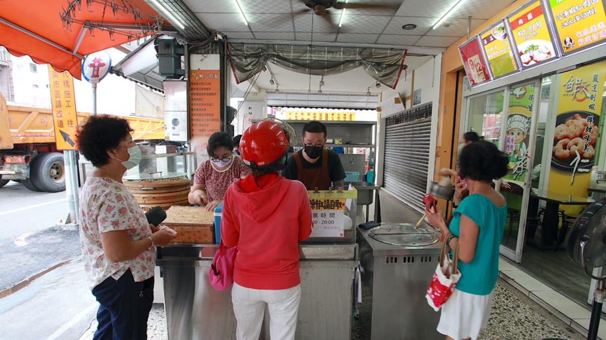 騎樓放置店家的料理台，環境維護很整潔。（圖片來源：樂天小高の美食之旅）