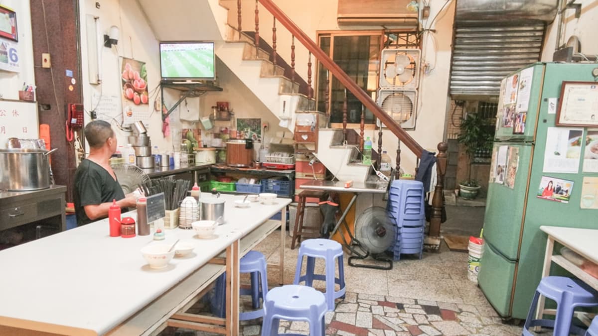 店家有規畫內用座位，可以好好品嘗牛肉湯。（圖片來源：丁Dingの吃貨日常）