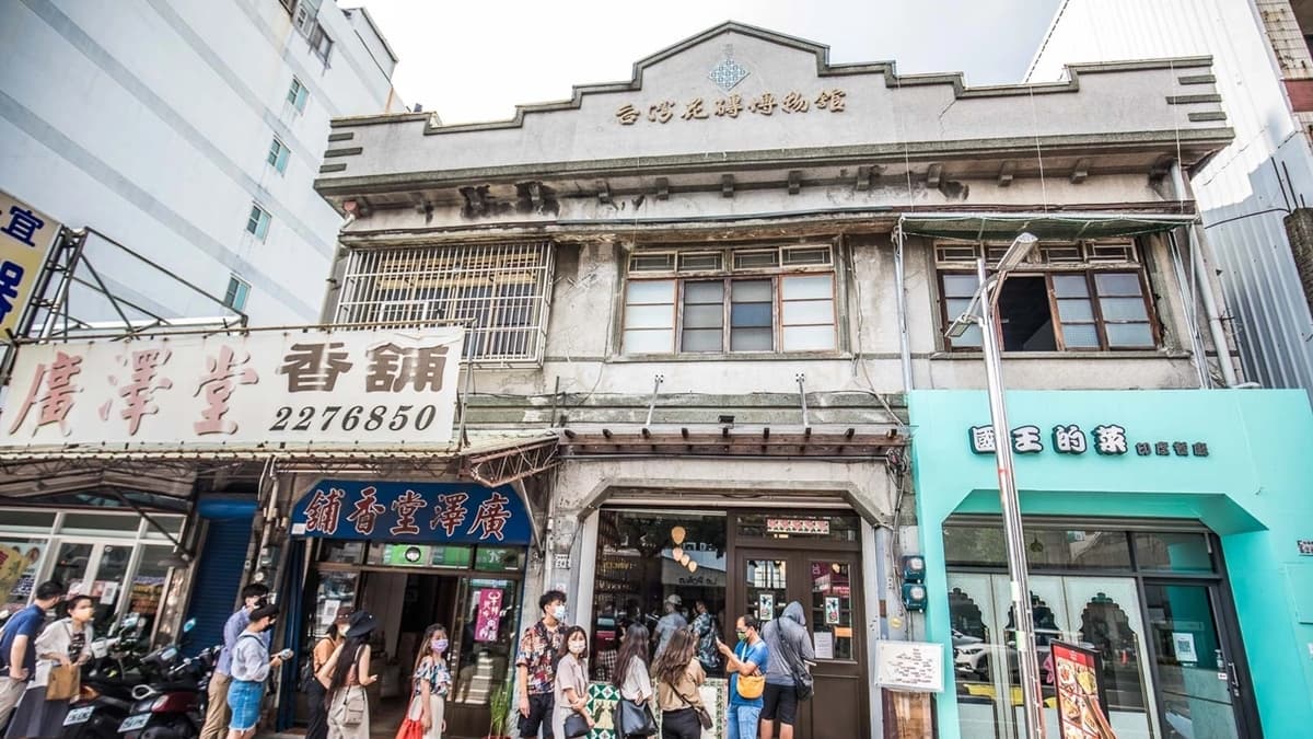 「花磚博物館」隱身在嘉義市區的一整排老民宅中。（圖片來源：大手牽小手玩樂趣）