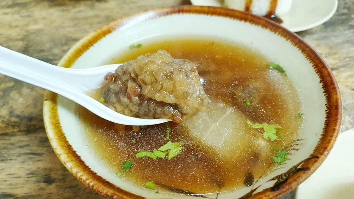 排骨酥湯肉給得不少，湯頭濃郁甘甜，非常好喝又不會油膩。（圖片來源：菓子の幸福週記）