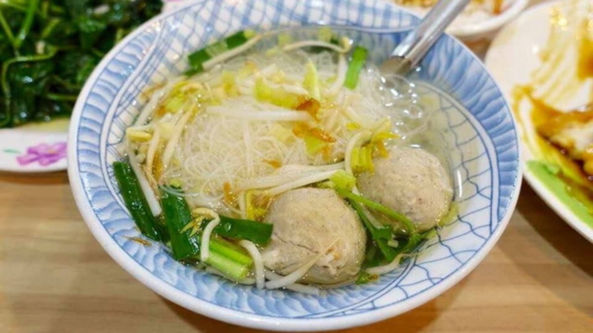 米粉湯加魚丸。（圖片來源：貓大爺部落格）