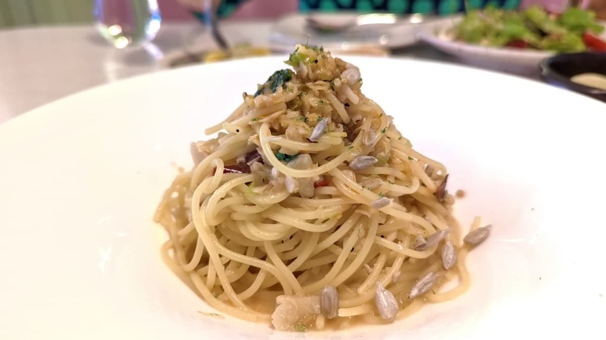 「蒜味辣椒義大利麵」分量滿多的。（圖片來源：花洛米一起去玩耍）