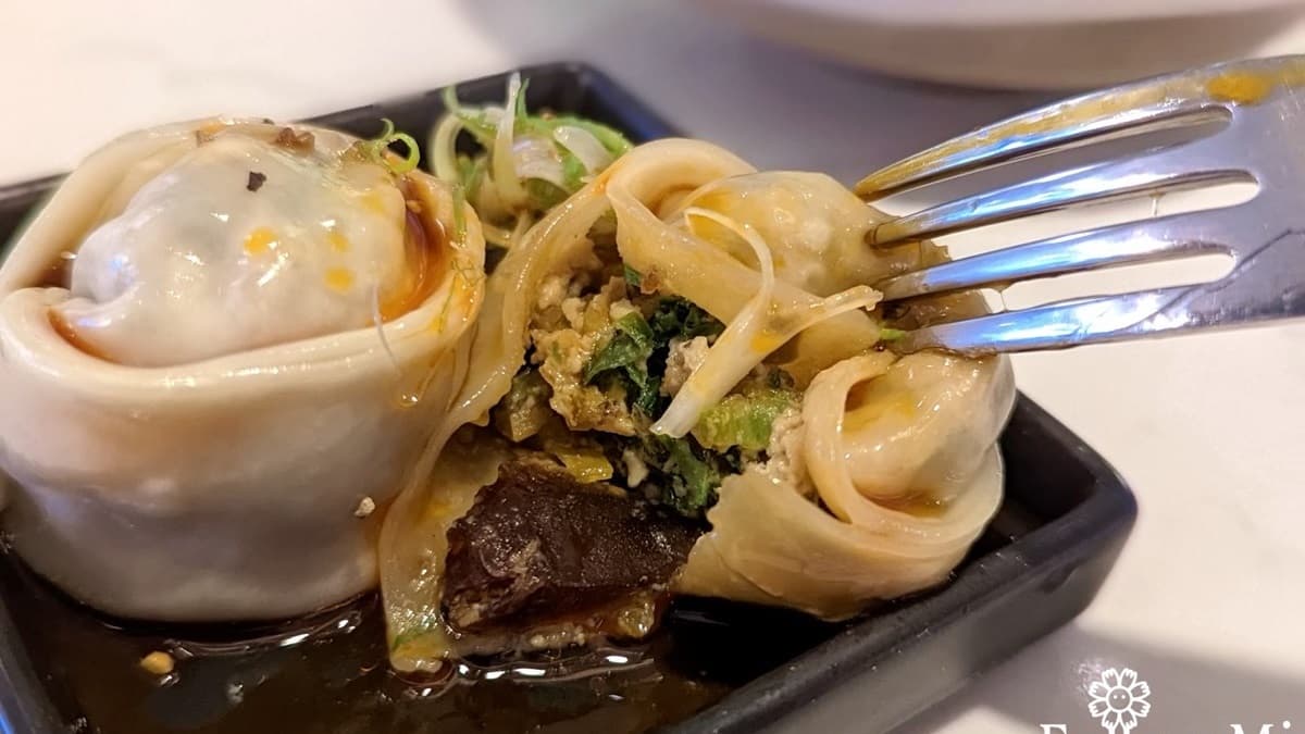 「紅油皮蛋豆腐餃」圓滾飽滿。（圖片來源：花洛米一起去玩耍）