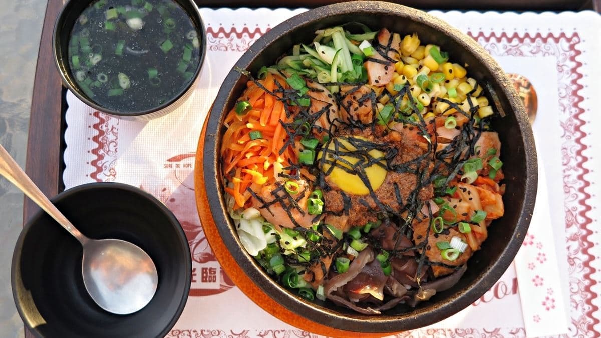 韓式石鍋拌飯配色好繽紛，加上鍋巴香氣，格外迷人。（圖片來源：豬飛小姐的彩色生活）