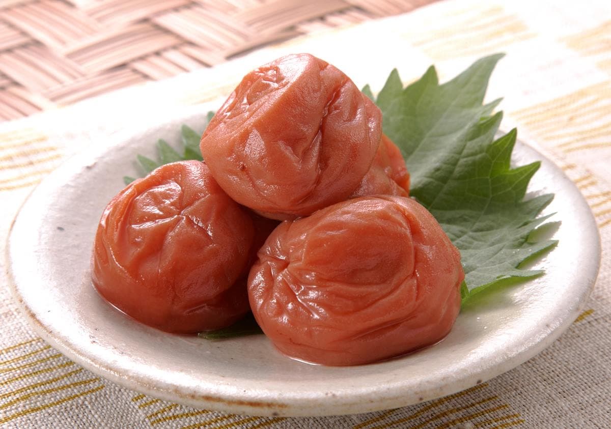 日本人為何要在飯糰中放「酸梅」?從中藥變食材,酸梅乾4功效連天皇都認證 日本人為何要在飯糰中放「酸梅」?從中藥變食材,酸梅乾4功效連天皇都認證