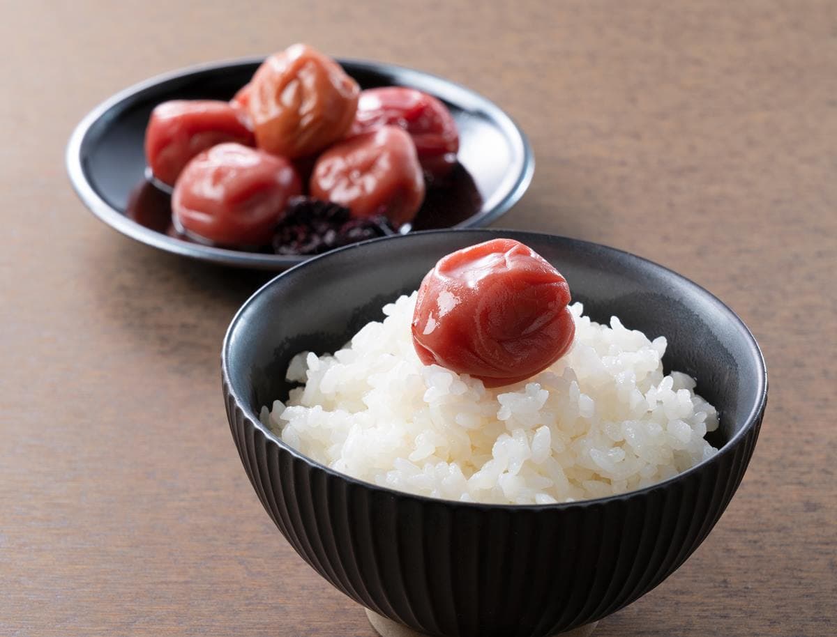 日本人為何要在飯糰中放「酸梅」?從中藥變食材,酸梅乾4功效連天皇都認證 日本人為何要在飯糰中放「酸梅」?從中藥變食材,酸梅乾4功效連天皇都認證