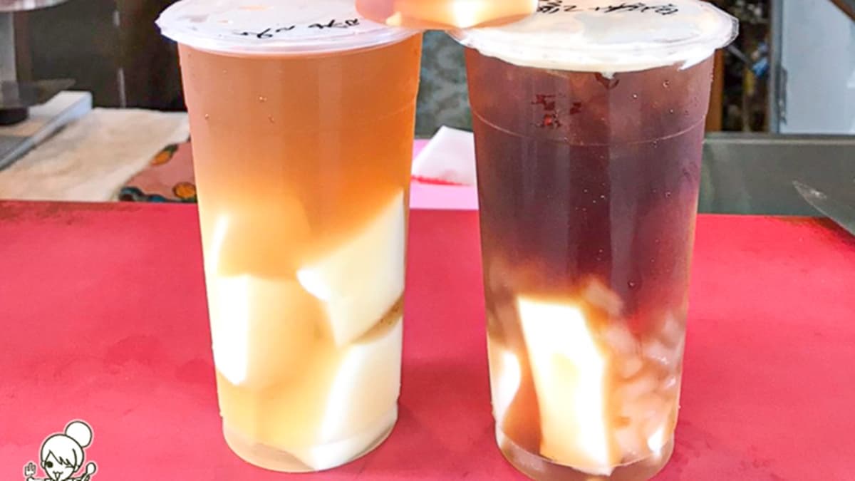 古早味紅茶搭上滿滿的杏仁凍，層次好療癒。（圖片來源：跟著尼力吃喝玩樂）