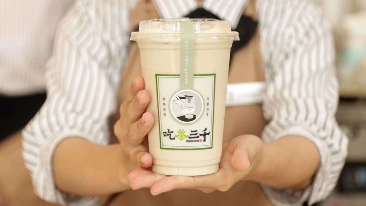 店家主打６款鮮萃研磨茶，還可以客製化調味加料。（圖片來源：吃茶三千）