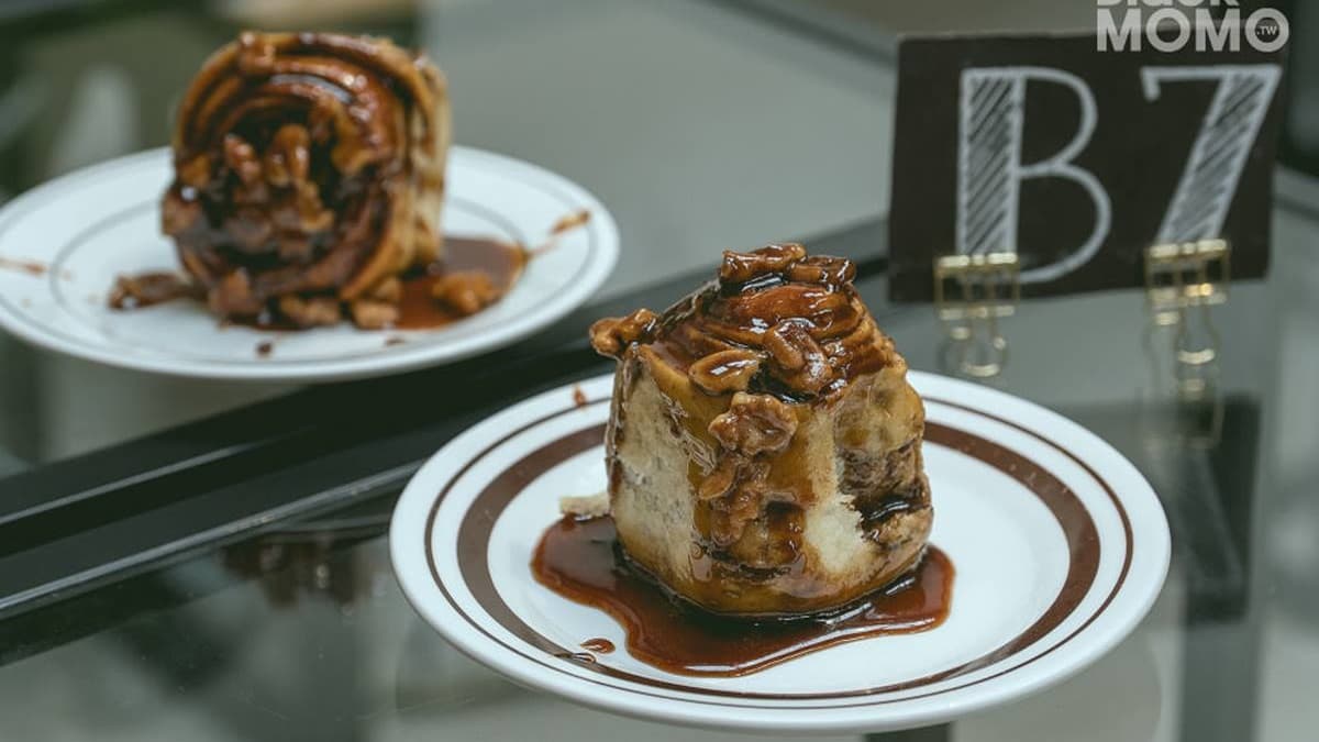 每日限量手工製作的「肉桂捲」是必吃推薦。（圖片來源：黑哥桃繽紛假期）