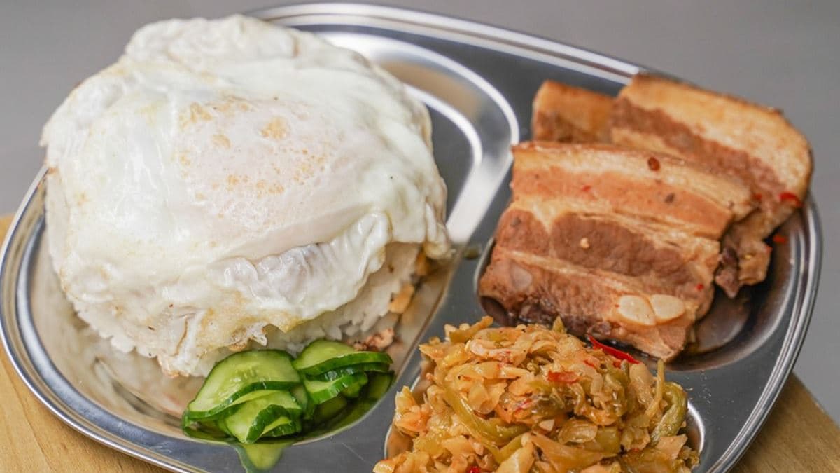 「麻辣焢肉酸菜飯」，麻辣香氣加上軟嫩五花肉，根本白飯小偷！（圖片來源：跟著尼力吃喝玩樂）