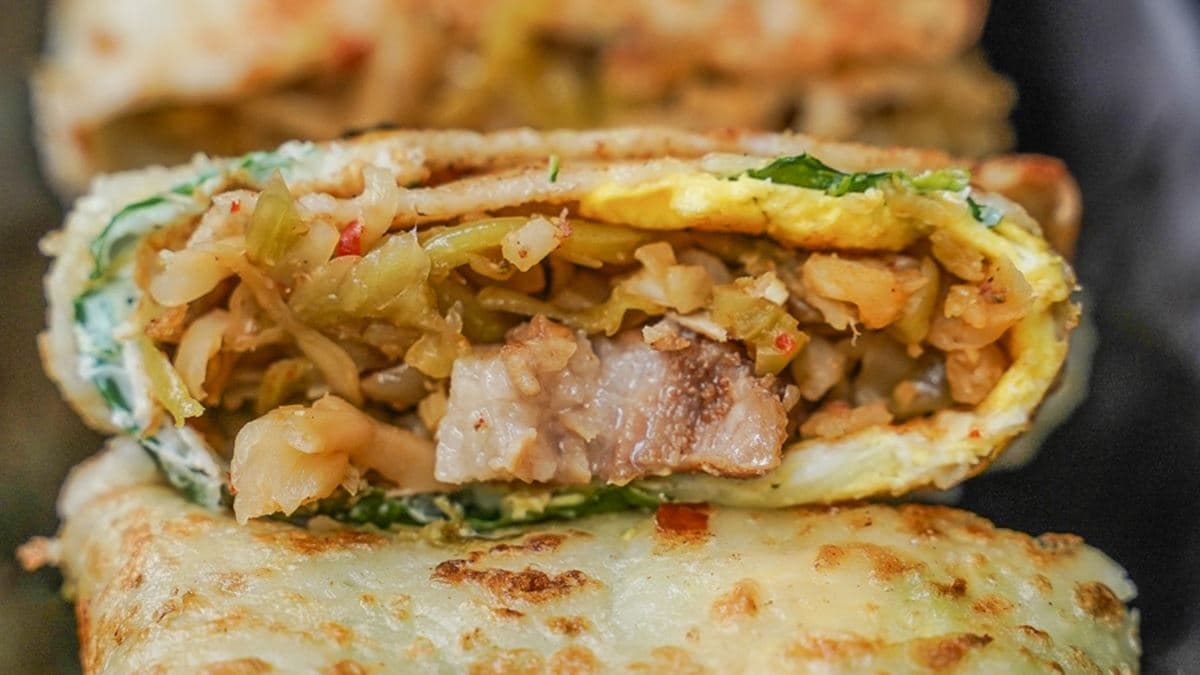 「控肉鹹菜蛋餅」，軟Ｑ控肉，加上特製辣味鹹菜，吃起來就像刈包呢！（圖片來源：跟著尼力吃喝玩樂）