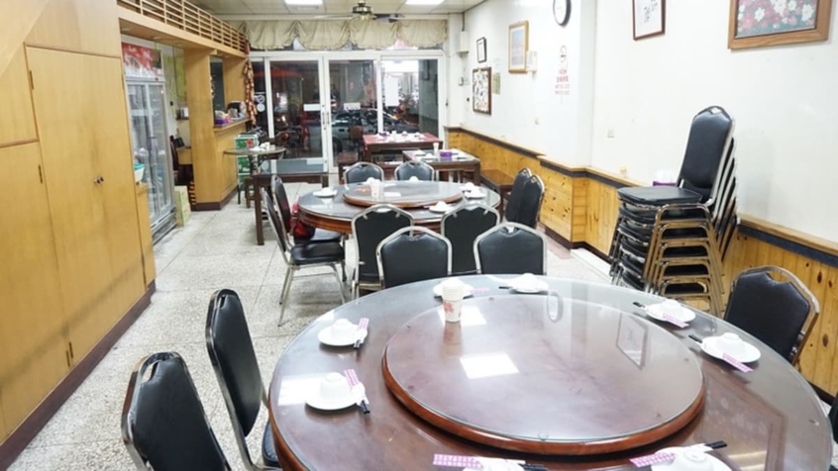 店裡頭只有簡單的桌椅，非常家庭式的感覺。（圖片來源：跳躍的宅男）