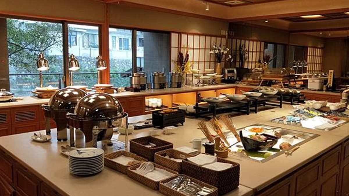 早餐很豐盛，吃得到生魚片和壽司。（圖片來源：格格Angela_旅遊美食 ♥ 日常追劇）