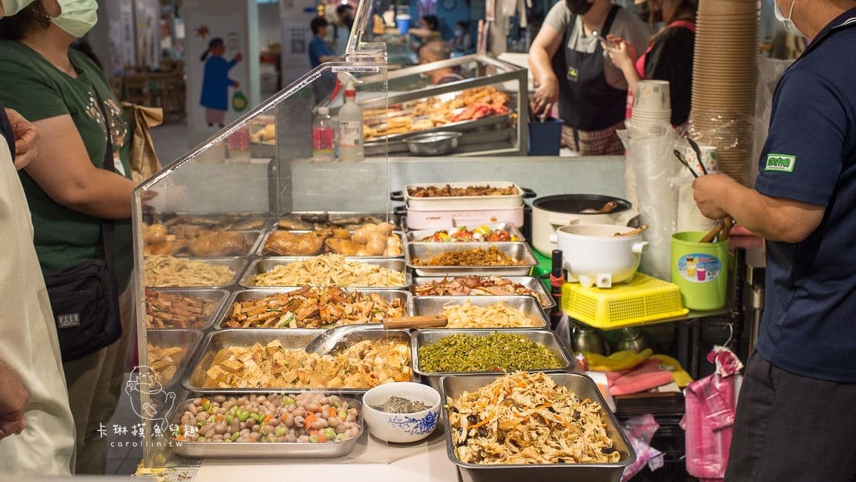 店家原本賣的是滷味，近年受疫情影響才改賣便當。（圖片來源：卡琳摸魚兒去）