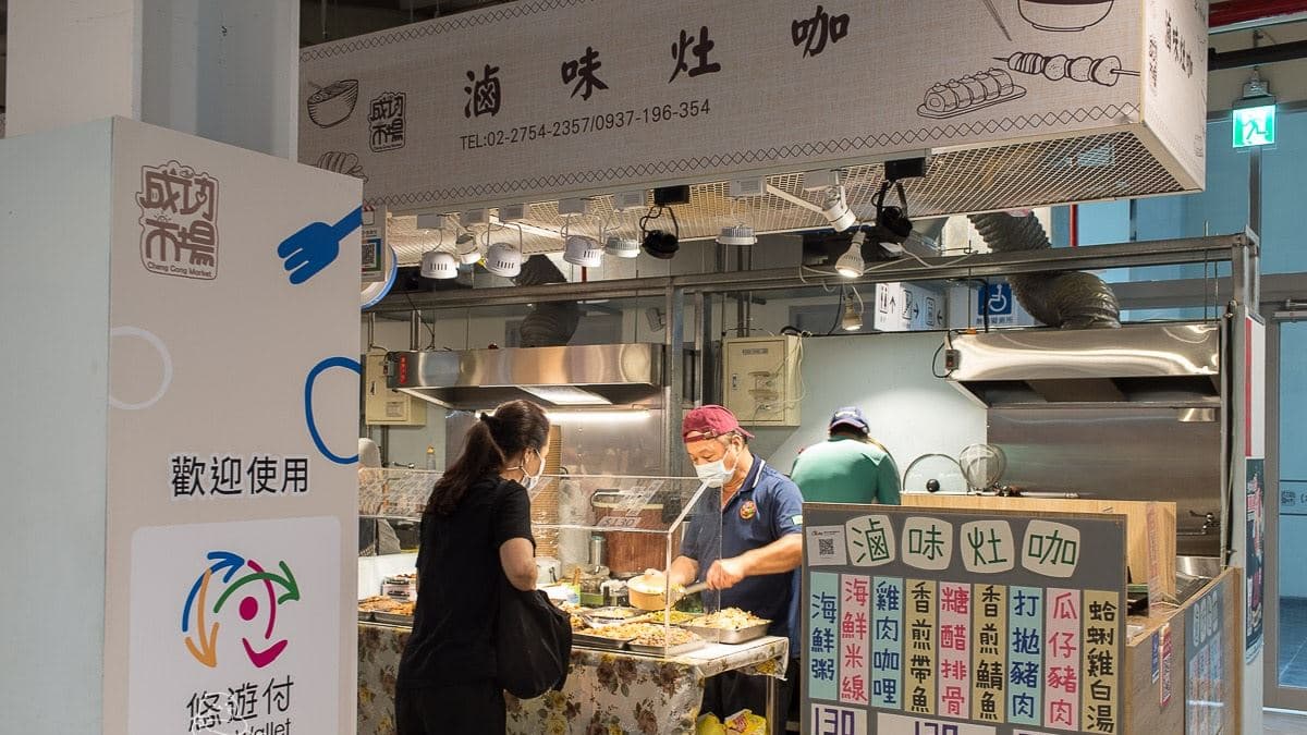 「滷味灶咖」是成功市場２樓熟食區，中午最多客人的攤位之一。（圖片來源：卡琳摸魚兒去）