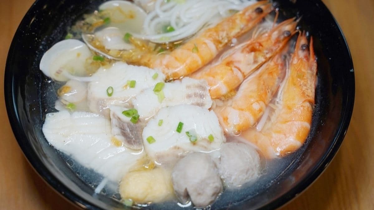 配料有鮮蝦、蛤蜊、魚片、貢丸和火鍋料，湯頭真的很鮮甜，米線口感Q彈。（圖片來源：東蛙池塘）