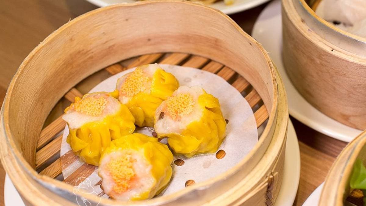何記港式私房菜的餐點「魚子燒賣」。（圖片來源：卡琳摸魚兒去）