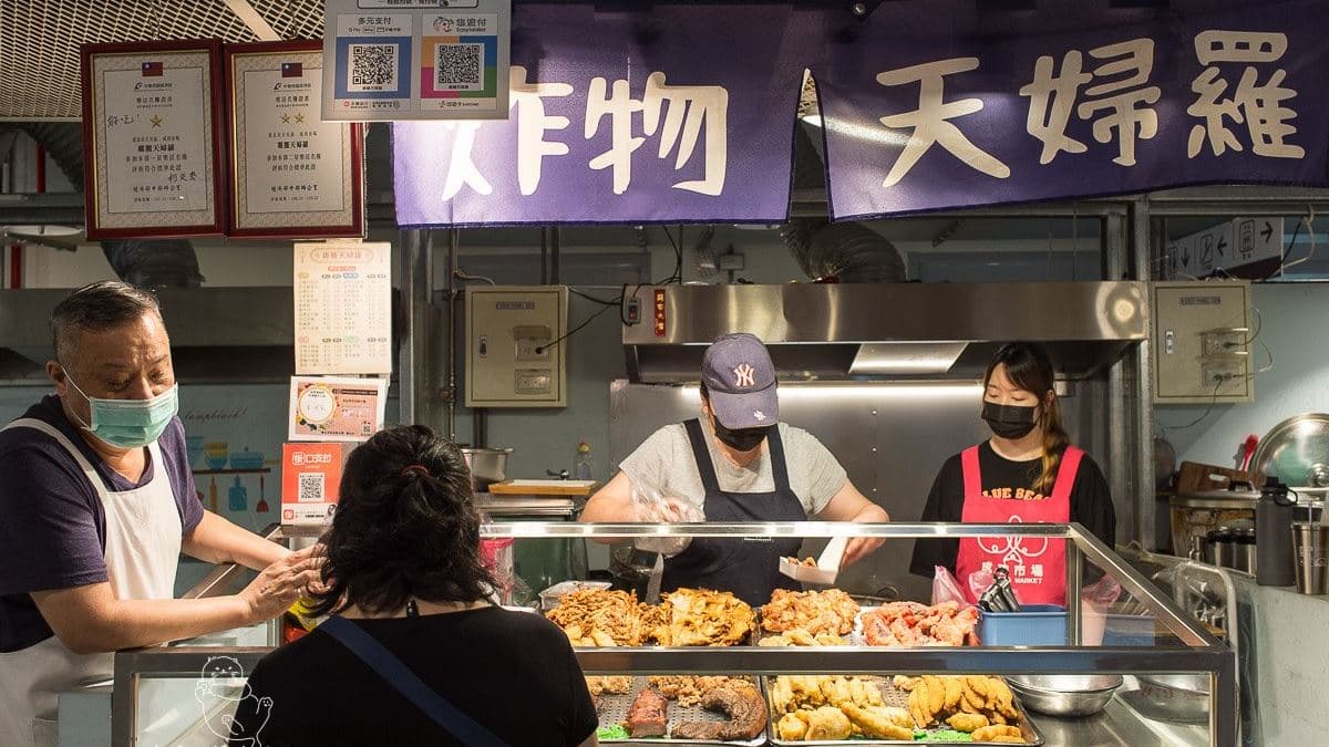 「雞籠天婦羅」位在成功市場的美食街２樓。（圖片來源：卡琳摸魚兒去）