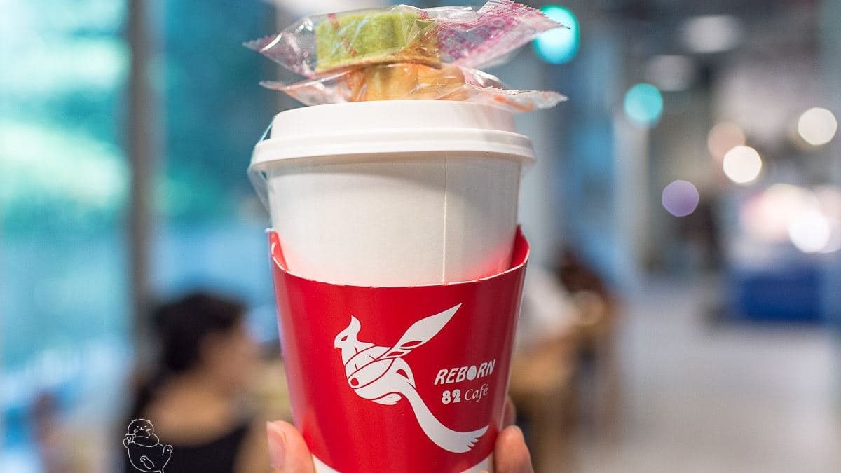 熱拿鐵嘗起來很順口，奶泡的口感也很不錯。（圖片來源：卡琳摸魚兒去）