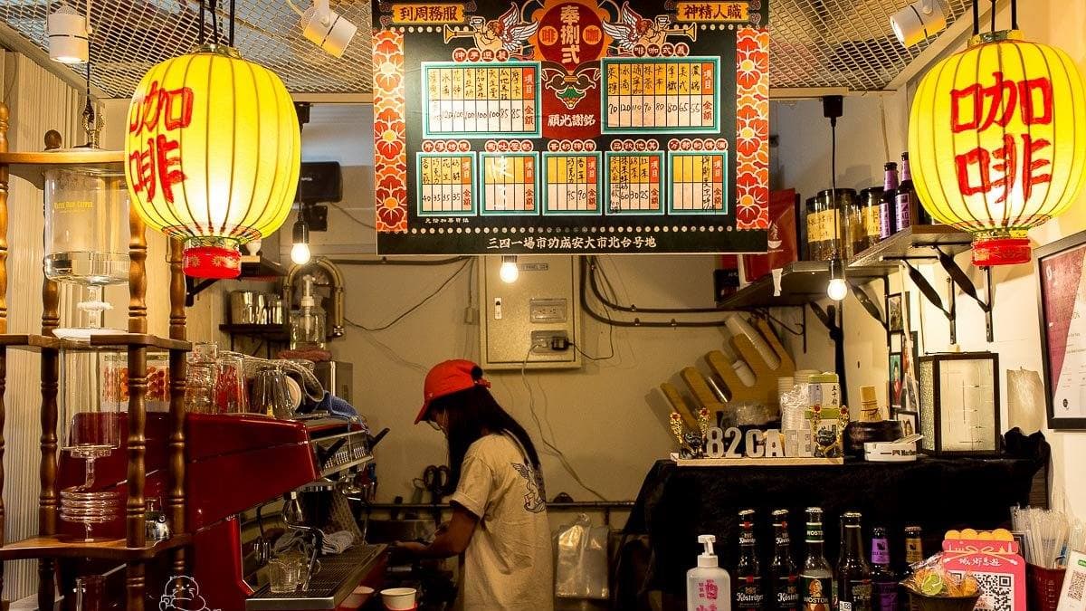 主打宮廟風的「奉捌弍咖啡」，店面有著獨特的濃濃Local 感。（圖片來源：卡琳摸魚兒去）