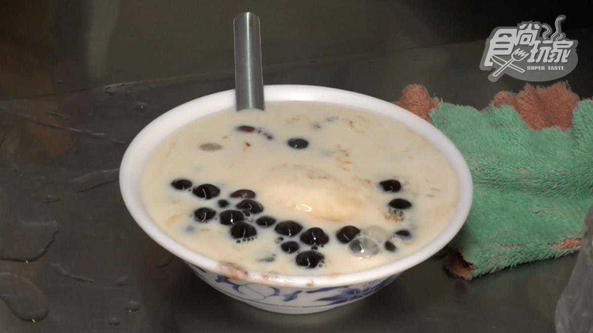 粉圓吃起來很彈，湯底如果不要糖水也能＋５元換成豆漿。