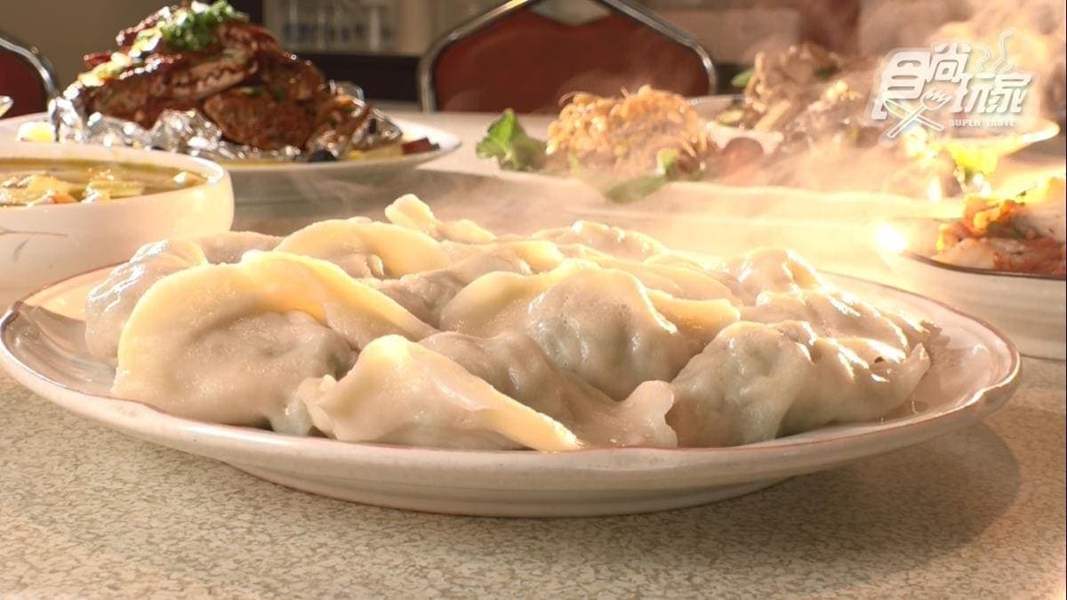 「山東手工韭菜豬肉水餃」包滿滿料，一咬下去就會噴汁。