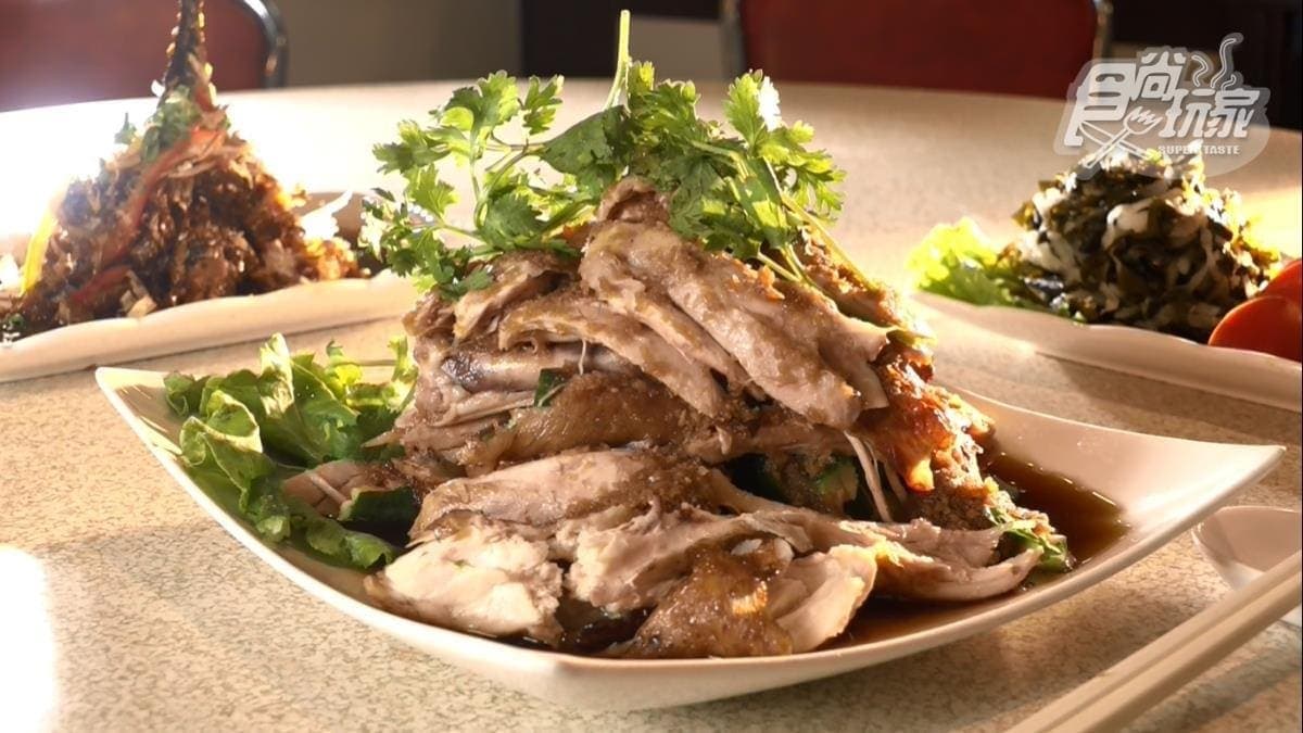 「山東燒雞」只使用雞腿肉，搭配蒜蓉、小黃瓜相當解膩。