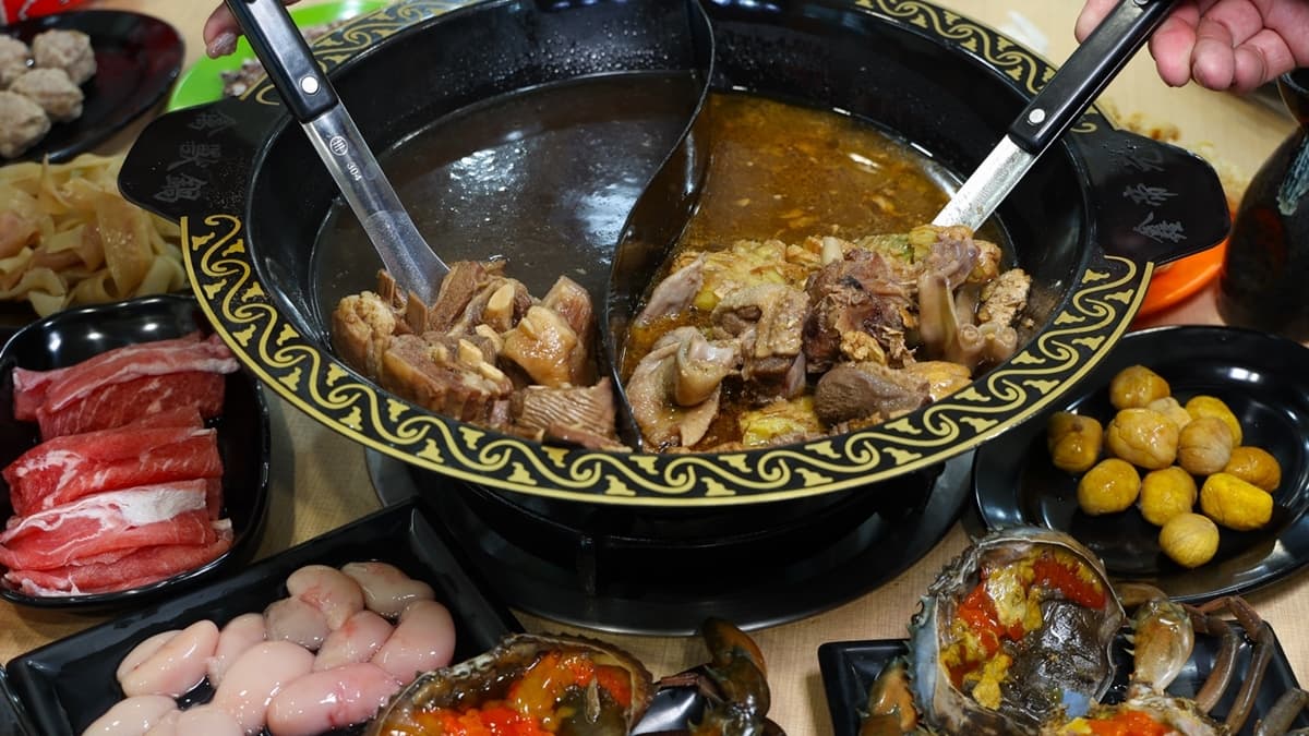 建議先品嘗溫補的羊肉爐（圖左），再嘗辛香的薑母鴨（圖右）。（圖片來源：台南好Food遊）