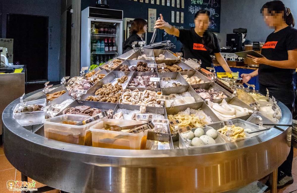 白飯、紅茶免費享用！高雄「麻辣乾鍋」加湯變麻辣鍋，巨大食材塔任你夾