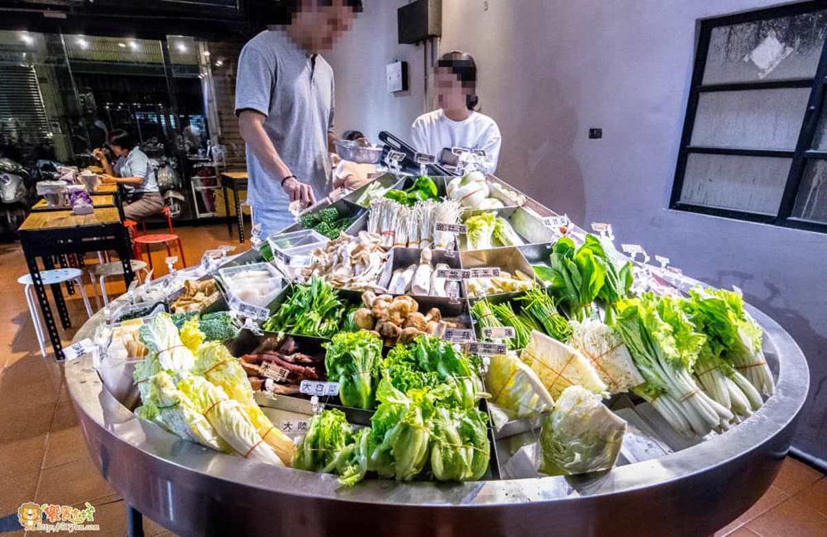 白飯、紅茶免費享用！高雄「麻辣乾鍋」加湯變麻辣鍋，巨大食材塔任你夾