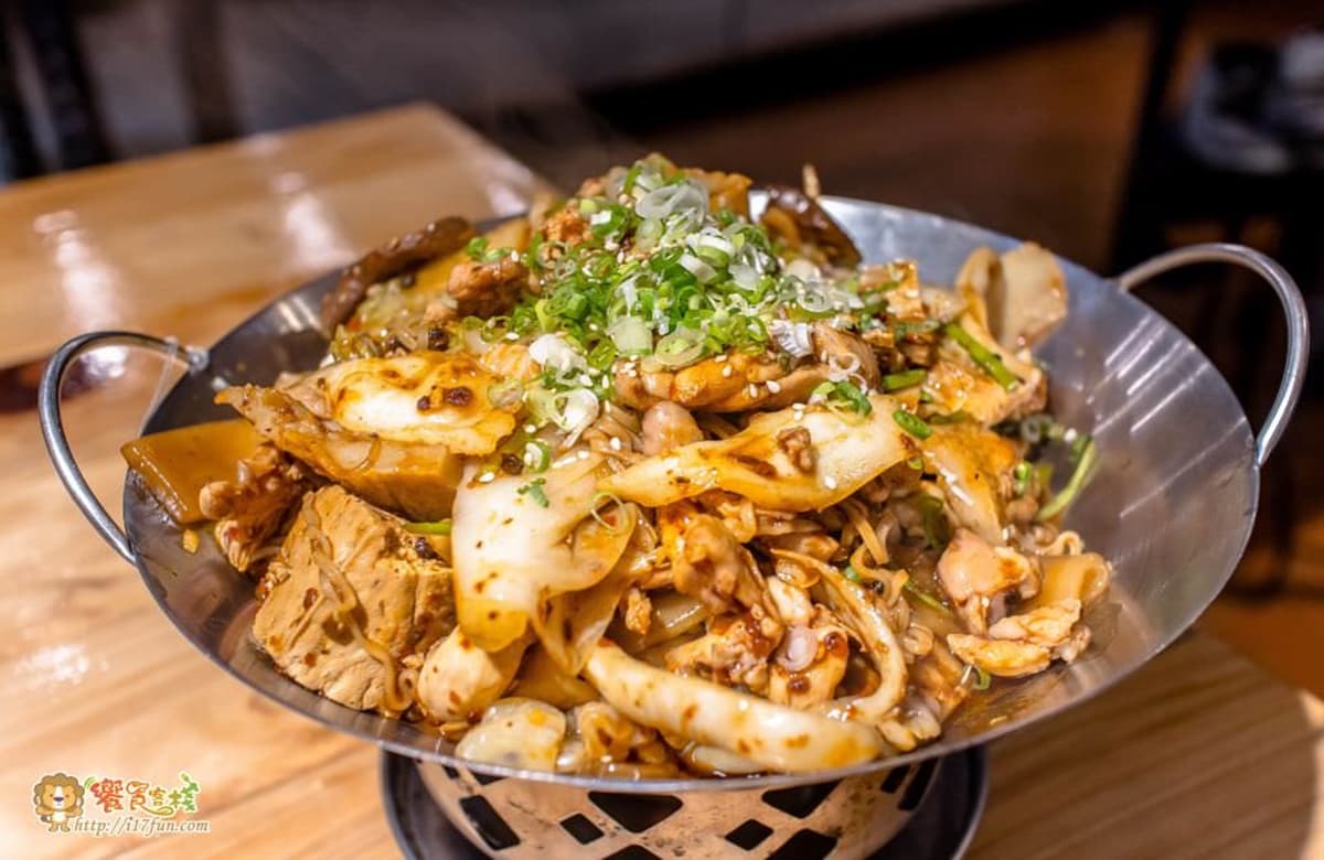 白飯、紅茶免費享用！高雄「麻辣乾鍋」加湯變麻辣鍋，巨大食材塔任你夾