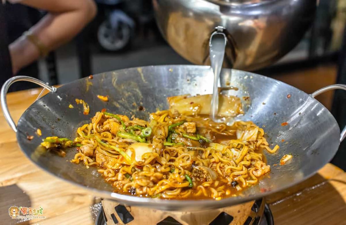 白飯、紅茶免費享用！高雄「麻辣乾鍋」加湯變麻辣鍋，巨大食材塔任你夾
