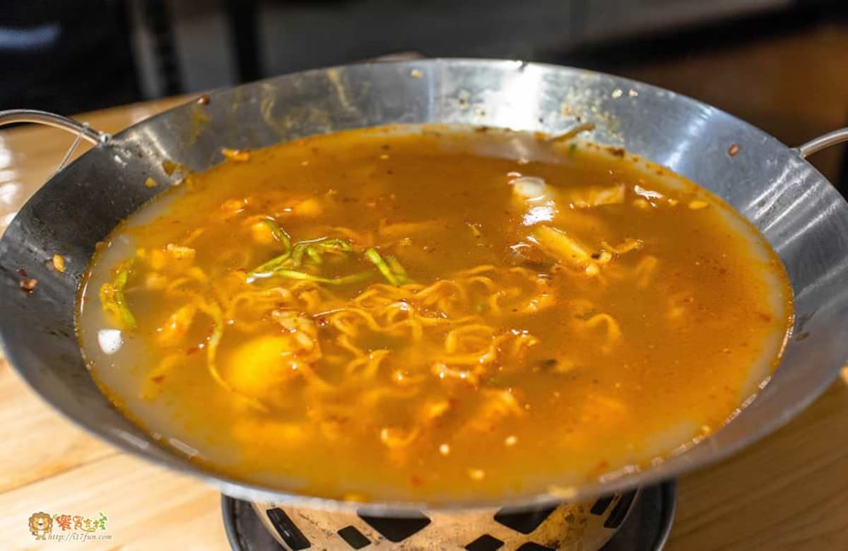 白飯、紅茶免費享用！高雄「麻辣乾鍋」加湯變麻辣鍋，巨大食材塔任你夾