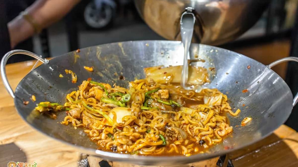 吃到一半時可以請服務人員來加高湯，換吃湯鍋。（圖片來源：饗食客棧。淘氣猴VS肥獅子的旅食天堂）