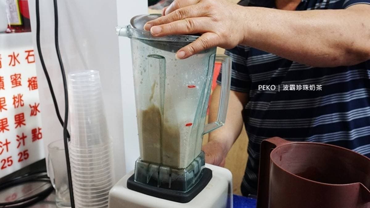 將奶精粉、紅茶等配方倒進果汁機攪拌是奶茶好喝的祕密。（圖片來源：PEKOのSimple Life）