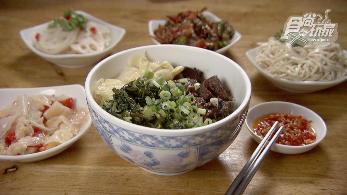 「燉牛肉飯」米飯吸滿醬汁，吃起來超入味。