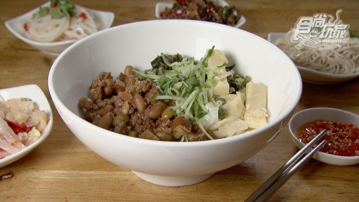 「炸醬麵」醬汁鹹而不膩，唰嘴到讓人忍不住一口接著一口。