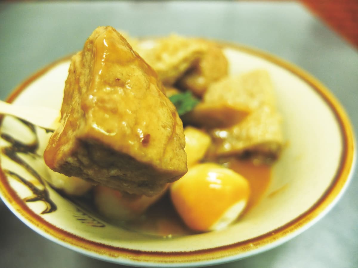 高雄商圈隱藏美食！4.2星特製涼麵必搭甜不辣，吃完獨門醬汁倒入高湯濃郁對味