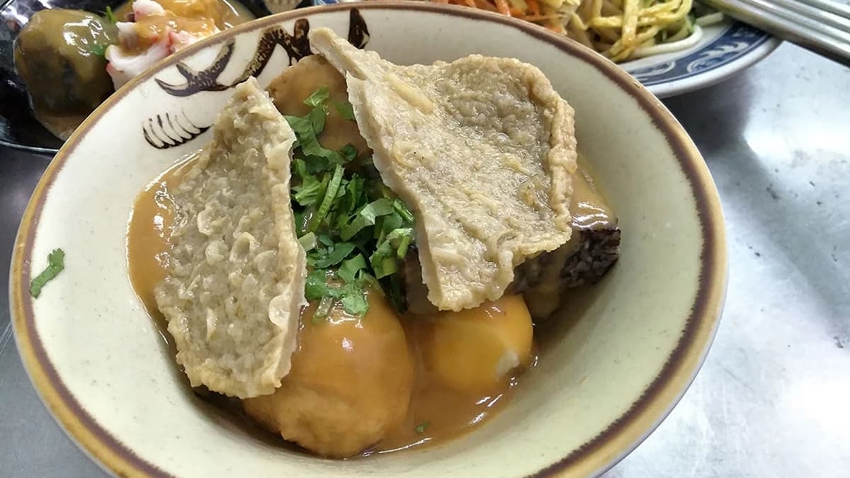 「綜合甜不辣」有菜頭、黑輪、蛋丸、魚丸、米血和油豆腐等。（圖片來源：切琍攝文旅食）