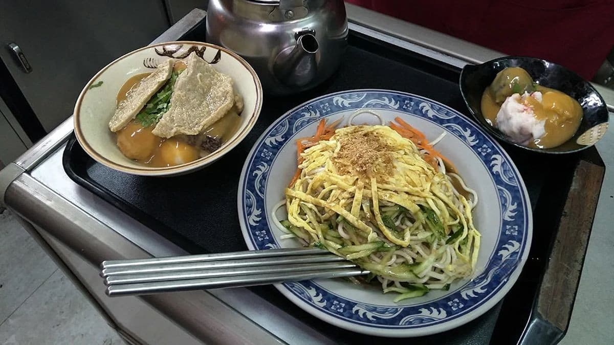 店裡主賣甜不辣和涼麵２種小吃。（圖片來源：切琍攝文旅食）