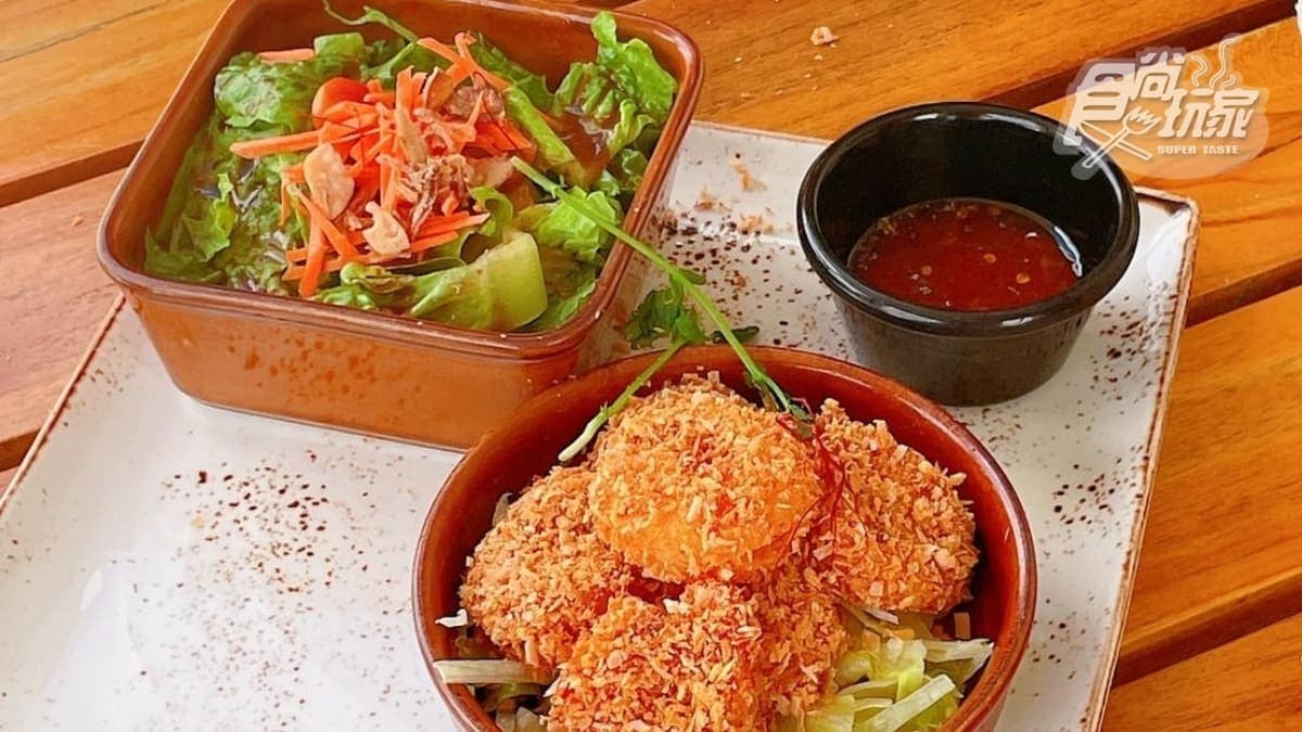 椰子蝦餅表皮酥脆，鮮蝦大隻又彈牙。