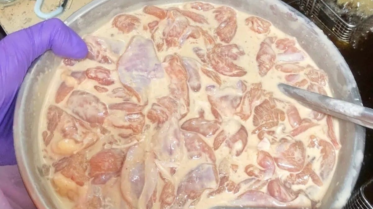 炸雞現點現炸，會事用熬煮過4.5小時的獨特醬汁與新鮮牛奶醃製入味。（圖片來源：痴吃的玩）